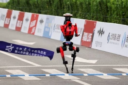 Robot hình người Trung Quốc chạy vượt kỷ lục bán marathon thế giới của con người