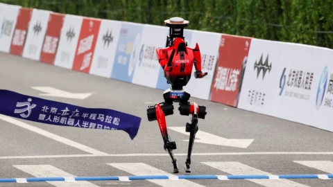 Robot hình người Trung Quốc chạy vượt kỷ lục bán marathon thế giới của con người