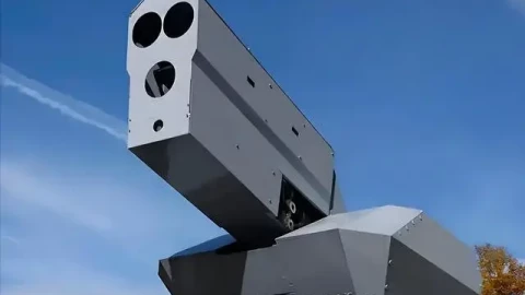 Rẻ hơn tên lửa cả nghìn lần! Với sự ra mắt của LW30 của Trung Quốc, máy bay không người lái đã trở thành bia đỡ đạn.