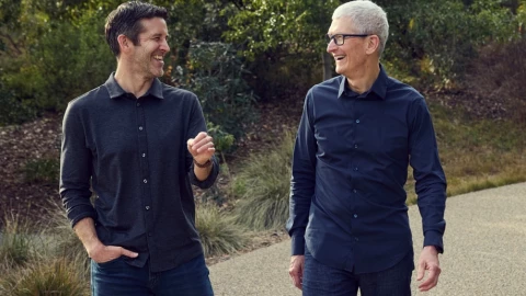 Tim Cook rời ghế CEO Apple, đế chế 4.000 tỷ USD sẽ do ai lèo lái?