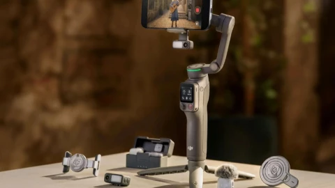DJI ra mắt Osmo Mobile 8P: Gimbal điện thoại có màn hình rời, pin 10 giờ, giá từ 130 USD