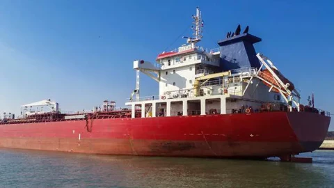 Các bể chứa dầu của Iran sắp đầy