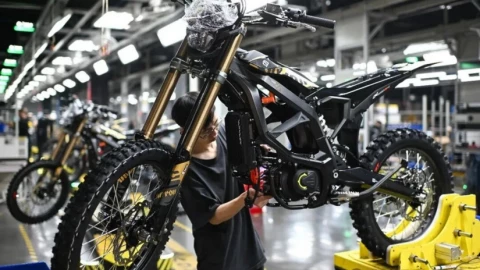 Thương nhân nước ngoài đổ xô đến Canton Fair mua xe máy điện Trung Quốc