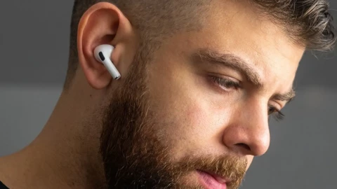 Nghiên cứu này khiến người thường xuyên dùng tai nghe bluetooth phải suy nghĩ lại