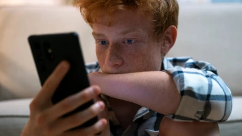 Nam giới trẻ tuổi chuộng hẹn hò với AI: Nguy cơ thiếu hụt kỹ năng và khó tìm việc