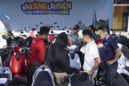 Người dân miền Tây chốt cọc liên tục ở sự kiện “Đổi xăng lấy điện”
