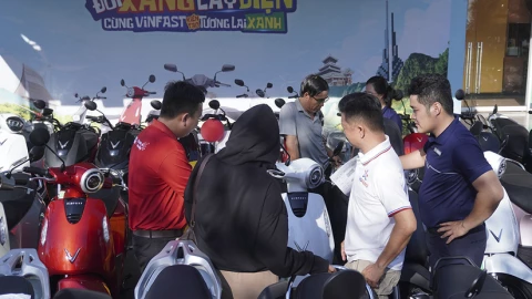 Người dân miền Tây chốt cọc liên tục ở sự kiện “Đổi xăng lấy điện”