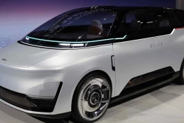 Các hãng xe ô tô Trung Quốc ồ ạt ra mắt xe tự lái, muốn vượt mặt Tesla