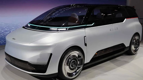 Các hãng xe ô tô Trung Quốc ồ ạt ra mắt xe tự lái, muốn vượt mặt Tesla