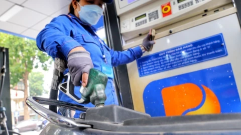 Giá xăng dầu đồng loạt tăng do biến động thế giới