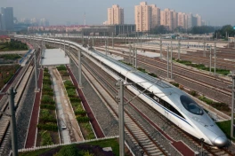 Phóng đi với tốc độ 350km/h, làm sao để chặn 1 đoàn tàu như vậy khi không có siêu anh hùng?