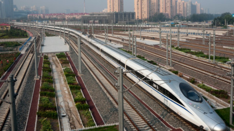 Phóng đi với tốc độ 350km/h, làm sao để chặn 1 đoàn tàu như vậy khi không có siêu anh hùng?