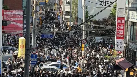 40.000 người đổ về, thành phố ở Hàn Quốc "vỡ trận" chỉ vì một chiếc thẻ Pokémon