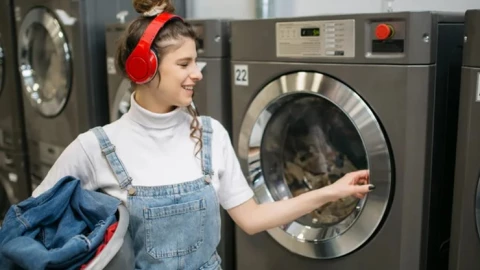 Tại sao máy giặt có cửa kính còn máy rửa bát thì không?