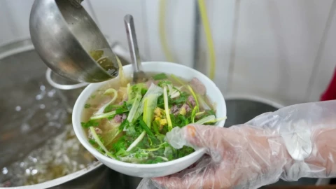 Vì sao không nên húp hết nước dùng khi ăn phở?