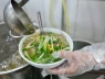 Vì sao không nên húp hết nước dùng khi ăn phở?