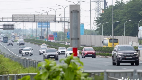 Bỏ điều kiện nhập khẩu ô tô: Cải cách hành chính hay từ bỏ chiến lược công nghiệp?