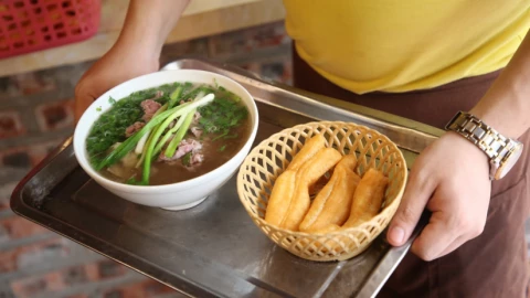 Ăn phở kèm quẩy: Món khoái khẩu tiềm ẩn rủi ro cho hệ tim mạch
