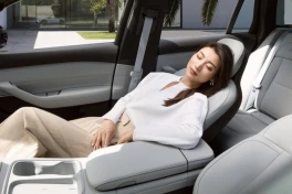 Sau tay nắm cửa ẩn, ngành xe lại đang tranh luận về sự an toàn của ghế không trọng lực