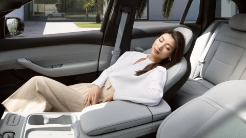 Sau tay nắm cửa ẩn, ngành xe lại đang tranh luận về sự an toàn của ghế không trọng lực