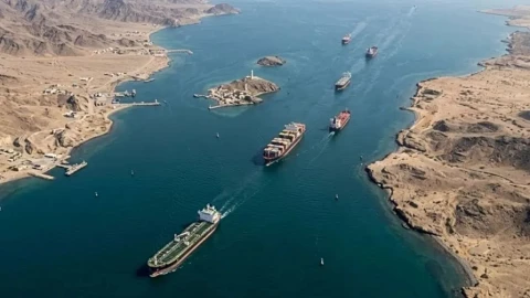 Các tàu chở dầu đang dùng “1 nút bấm” để vượt Hormuz giữa căng thẳng Iran