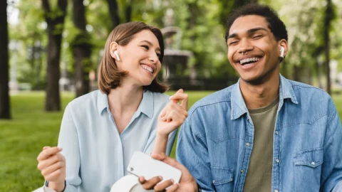 Tai nghe nhét tai hay tai nghe chụp tai gây hại cho thính giác nhiều hơn?