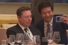 Biểu cảm của Elon Musk khi selfie cùng CEO Xiaomi Lei Jun