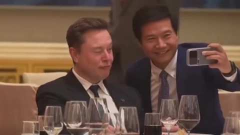 Biểu cảm của Elon Musk khi selfie cùng CEO Xiaomi Lei Jun