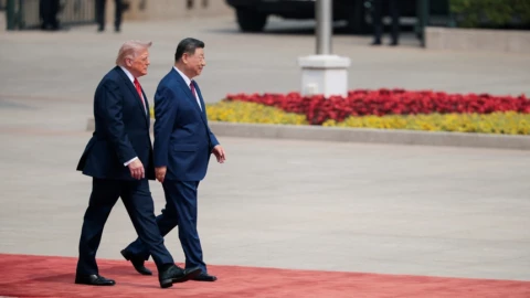 Ông Trump thức dậy ở Bắc Kinh và tuyên bố rằng quân đội Mỹ sẽ tiếp tục tấn công Iran.