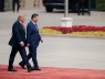 Ông Trump thức dậy ở Bắc Kinh và tuyên bố rằng quân đội Mỹ sẽ tiếp tục tấn công Iran.