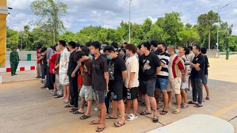 Campuchia trao trả 127 công Nhân dân Việt Nam trong đợt truy quét các 'ổ scam' xuyên biên giới