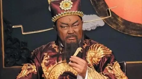 Cô dâu chêt trong đêm tân hôn. Bao Công dán một dòng trên trên đường phố, bất kỳ ai có thể phù hợp với dòng thứ hai đều bị coi là kẻ giết người