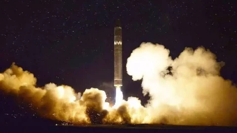 Nga đã mất 8 tàu ngầm hạt nhân; 140 máy bay ném bom sẵn sàng cất cánh; 200 tên lửa đạn đạo liên lục địa đang chờ lệnh phóng.