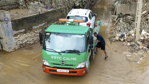 Một đơn vị làm cứu hộ xe hơi vừa lập Kỷ lục Việt Nam