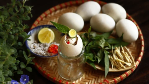 Một quả trứng vịt lộn bằng bát cơm trắng: Hai nhóm người nên tránh ăn
