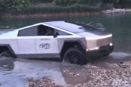 Siêu bán tải điện Tesla Cybertruck mắc kẹt trong hồ nước nhỏ mặc cho Elon Musk tuyên bố mạnh miệng về khả năng "chuyển hóa thành thuyền"