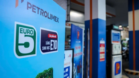 Đổ xăng E10 khi bình còn xăng cũ: Có cần xả sạch không? Petrolimex trả lời