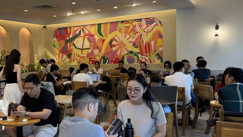 Nghịch lý mùa nắng nóng: Quán cà phê đông nghịt khách nhưng chủ quán "méo mặt"