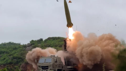 Kim Jong Un trực tiếp quan sát một cuộc thử nghiệm vũ khí quy mô lớn, cùng với một thống soái và ba tướng lĩnh