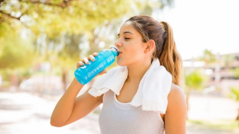 Khát mấy cũng không được uống nước kiểu này, uống nước mùa hè phải tuân thủ những điều sau