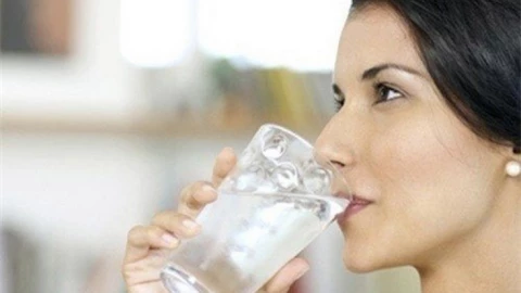 4 "không" khi uống nước lạnh giải nhiệt ngày nắng nóng