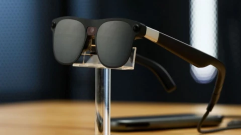 Xreal Project Aura: Kính Android XR màn hình OLED sắp đổ bộ, thách thức Apple Vision Pro?