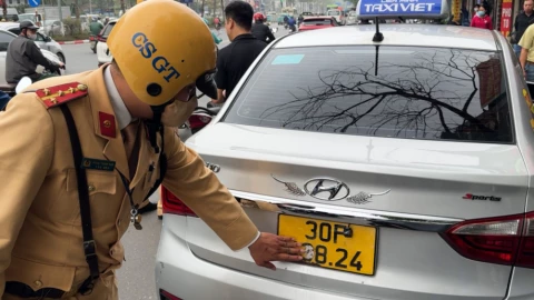Đi ngoài đường mỗi ngày nhưng tại sao nhiều người đăng ảnh lên mạng xã hội phải che biển số xe
