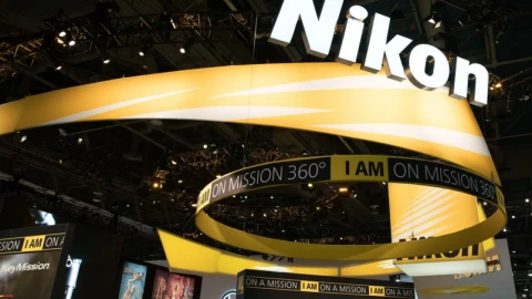 Nikon đặt mục tiêu đòi lại vị thế dẫn dầu ngành bán dẫn, dùng máy quang khắc giá rẻ để "đè" ASML