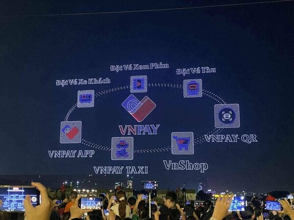 Không có bữa trưa nào miễn phí! Màn trình diễn drone đêm qua có nhà tài trợ gọi tên...