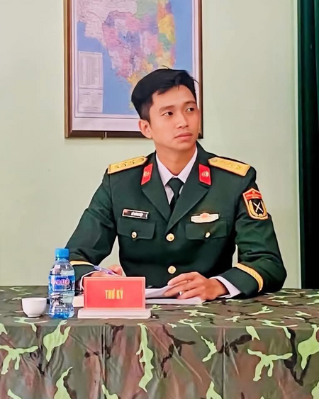 Tuyệt đối điện ảnh: Chiến sĩ Hoàng Hiệp, ngồi im, lạnh lùng vẫn tạo sóng trên mạng xh