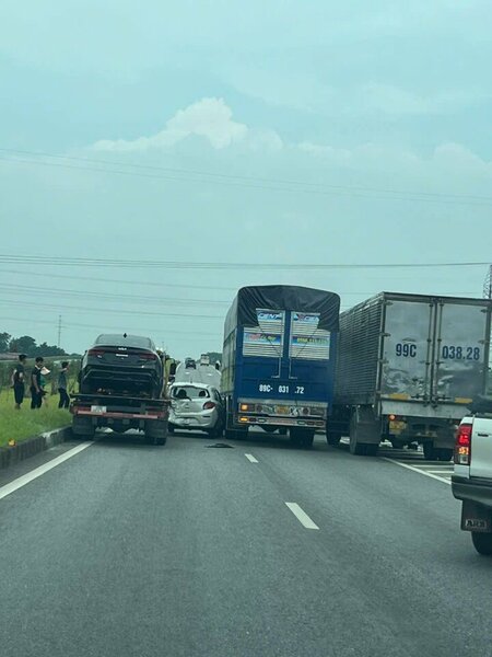 Nhường nhau tí các bác tài ơiii (vừa xong cao tốc Hà Nội Thái Nguyên hướng đi Hà Nội)