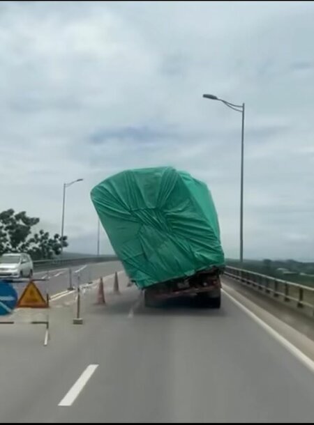 Tài xế T. cho biết, ngày 18/6, anh điều khiển xe tải chở hàng đi từ Yên Bái đến Việt