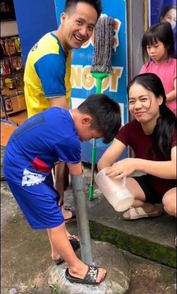 Nghịch cỡ này cơ mà :) chỉ cần đọc lỗ thoát khí là rút ra được thôi, nhưng chắc bố