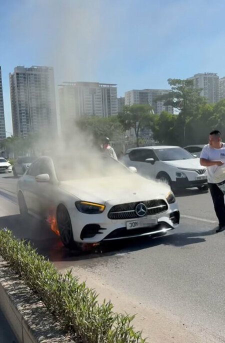 ‼ Ô tô Mercedes bất ngờ bốc cháy trên đường Hà Nội 9/8/2025